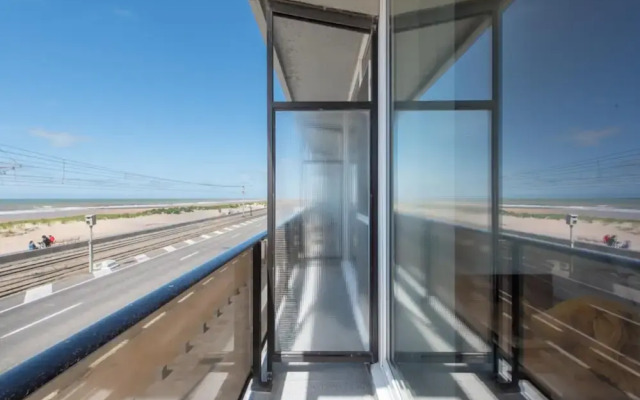Apartment With Frontal sea View in Raversijde