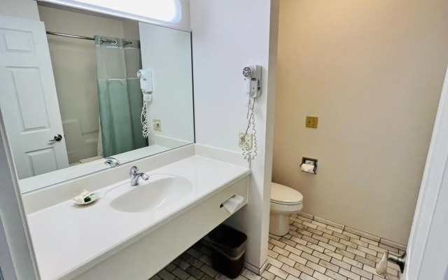 Court Plaza Inn & Suites