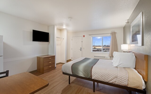 HomeTowne Studios by Red Roof Detroit - Livonia