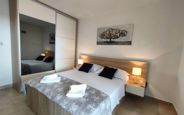 A1 Beachfront apt With big Terrace and sea View