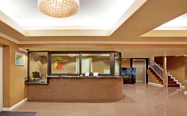 Super 8 by Wyndham Los Angeles Downtown