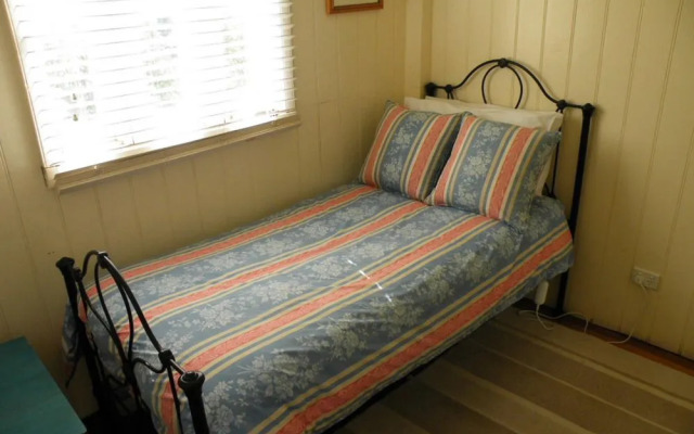 Pacific Heights Holiday Apartments & Munn's Tower House