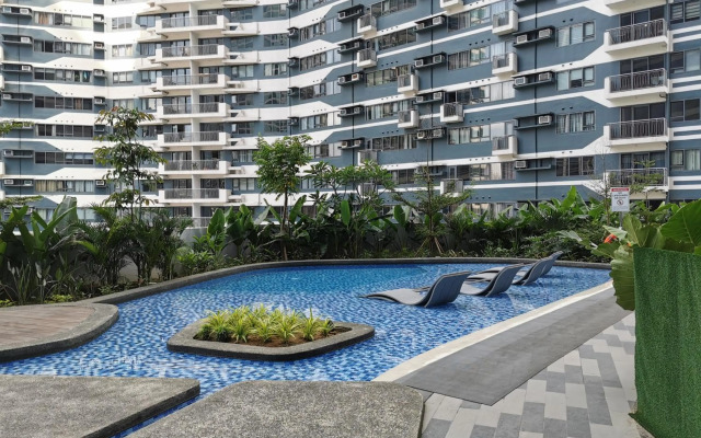 1BR balcony fast Internet Netflix in Makati Manila Air Residences