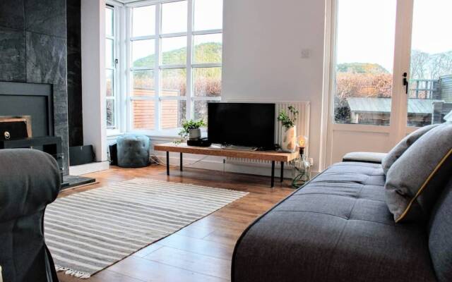 Beautiful Home With Castle Views and Garden and Parking