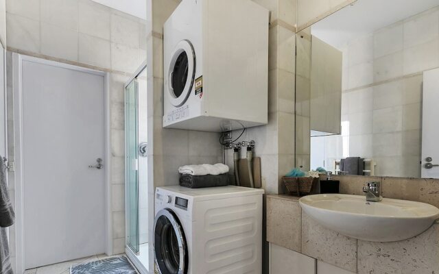 QV Executive Penthouse with Parking - 782