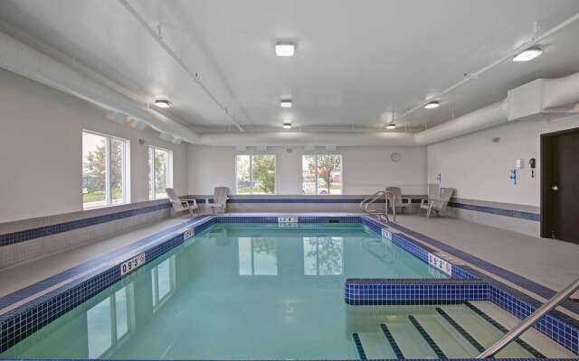Motel 6 Airdrie, AB