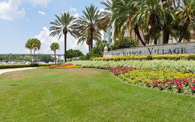 Yacht Harbor 272 by Vtrips