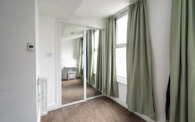 Impeccable 1 Bed Apartment In Sheffield