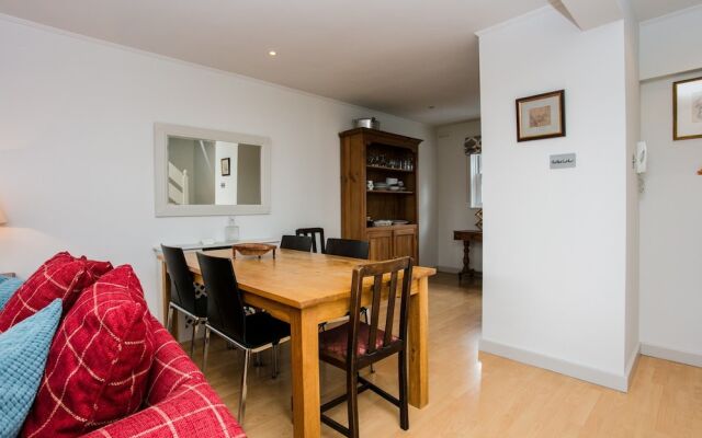 3 Bedroom House in Battersea Accommodates 5