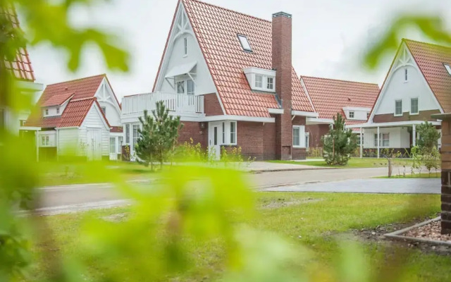 Luxurious Stately Villa With 4 Bathrooms, 1km From the Beach
