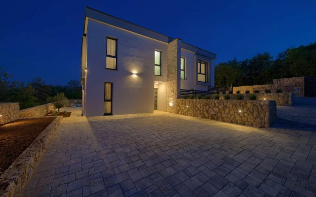 Villa Astrum With Heated Pool Jacuzzi and Sauna