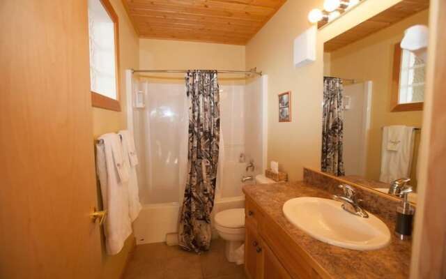 Creekview Court by Apex Accommodations