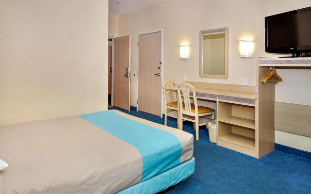 Motel 6 Peterborough, ON