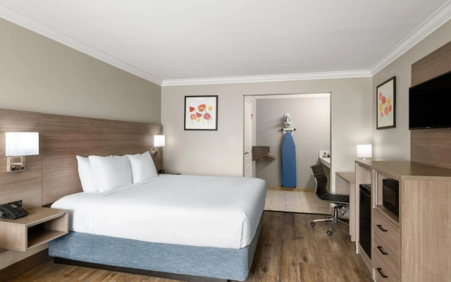 Solara Inn and Suites