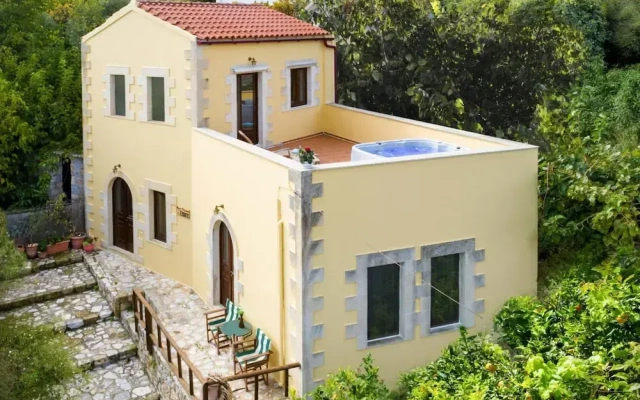 Charming Holiday Home in Maheri
