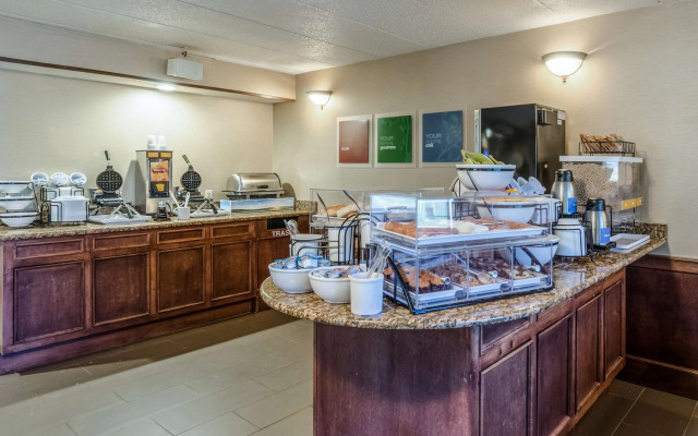 Comfort Inn & Suites West Springfield