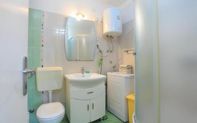 Apartments by the sea Makarska - 13222