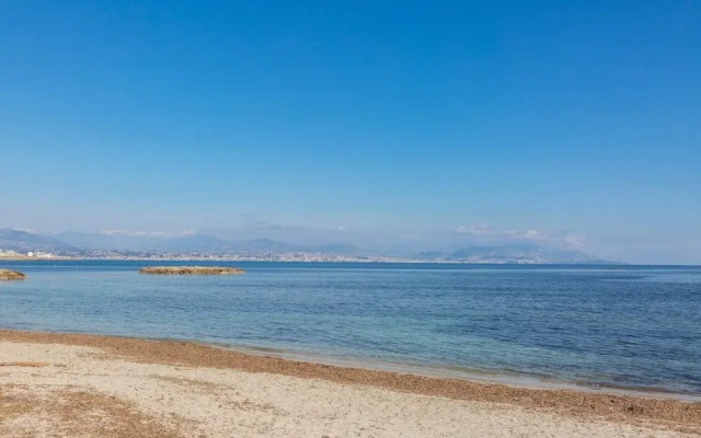 Cute beachfront apartment in the district of Salis, Antibes