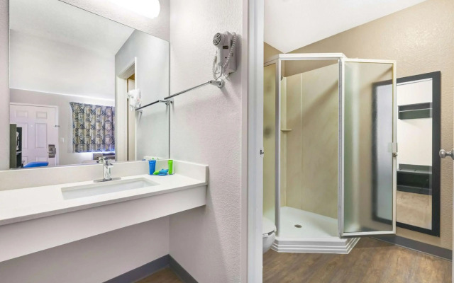 Motel 6 Kirkland, WA - North Kirkland