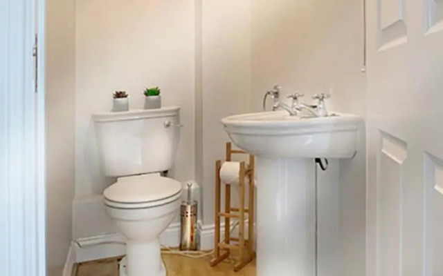 Ascot - Immaculate 2 bed House with parking