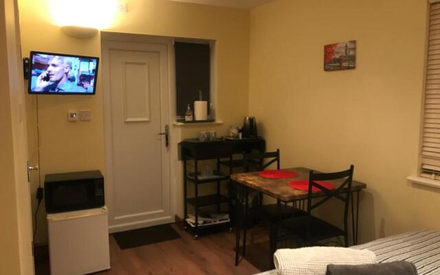 Studio-1-Staines/Heathrow/London-own entrance