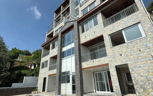 Q' Nest Hotel Cloud End Lansdowne