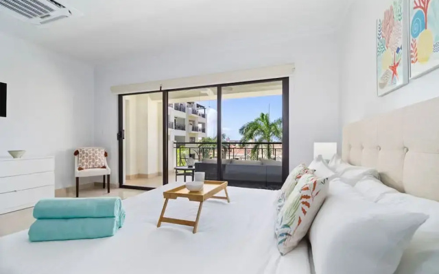 Beautiful 2BR Condo w Large Balcony in Palm Beach
