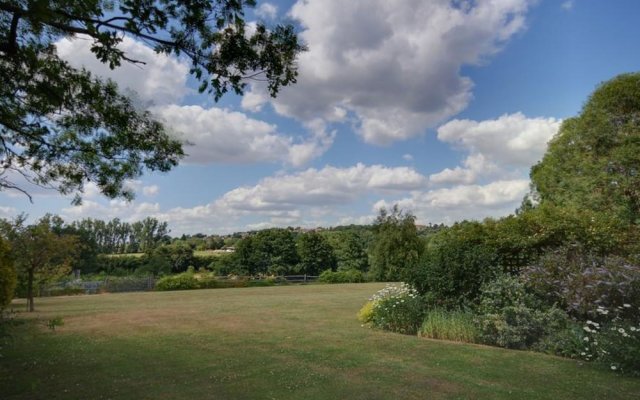 Romantic 1-bedroom Holiday Home in Goudhurst With Garden