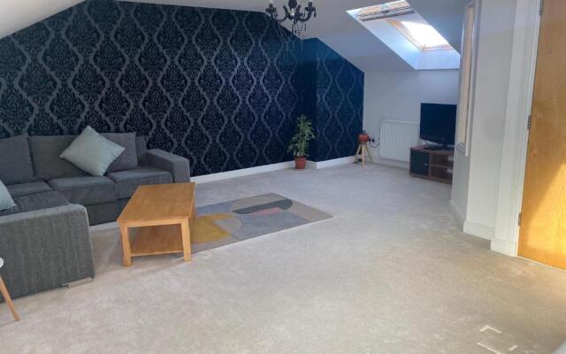 The Duplex Nairn- Spacious 3 Bedroom with sunny balcony