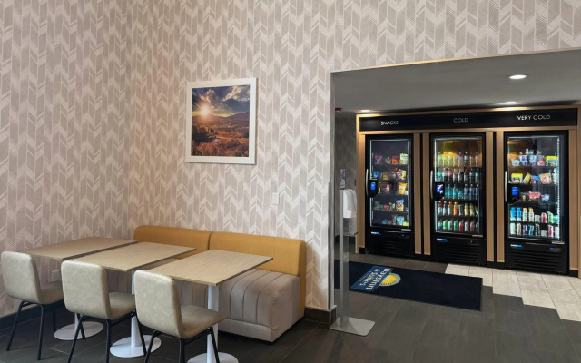 Days Inn & Suites by Wyndham Wausau