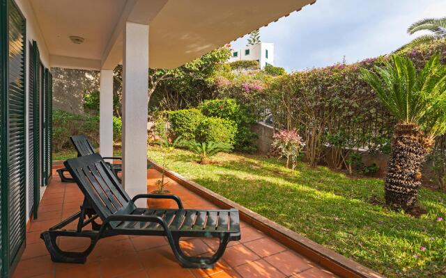 Garajau I, quiet apartment with garden