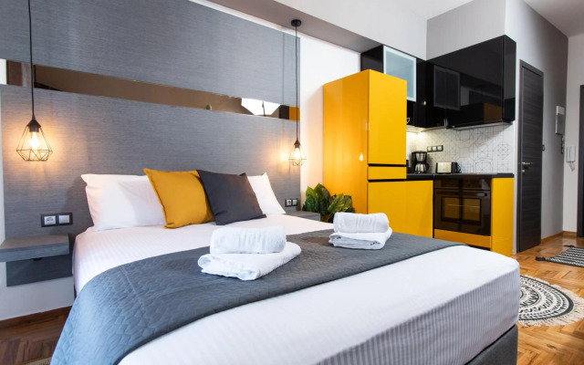 Downtown Luxury Boutique Suites : the yellow suite