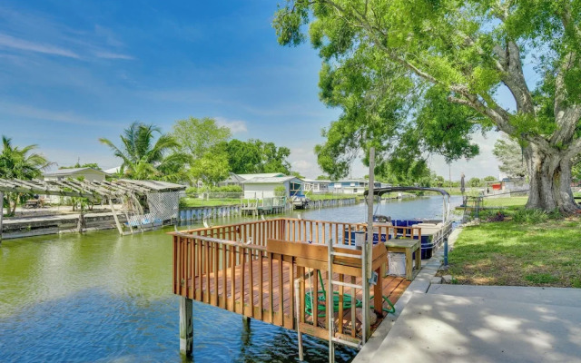Waterfront Okeechobee Getaway w/ Backyard Dock!