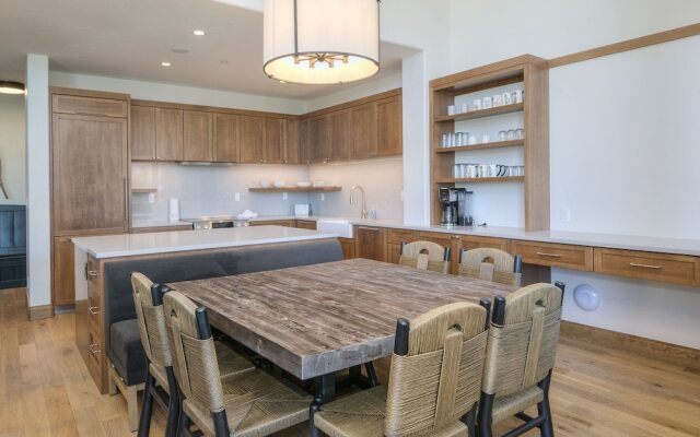 Highlands Westview 300 3 Bedroom Condo by RedAwning