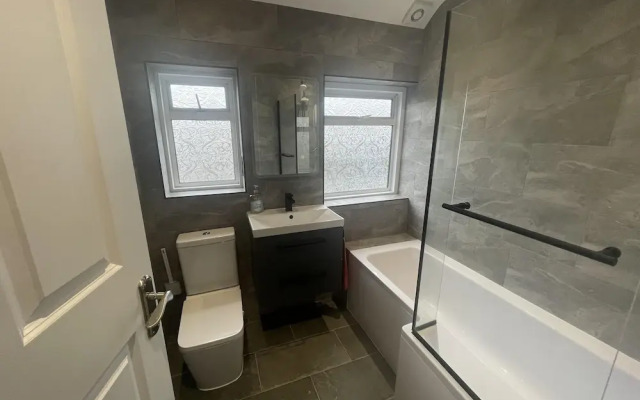 Cosy Heathrow Apartment With 2 Bedrooms
