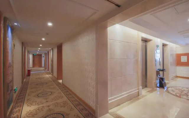 Vienna International Hotel (Shenzhen Longhua Qiankeng Metro Station)