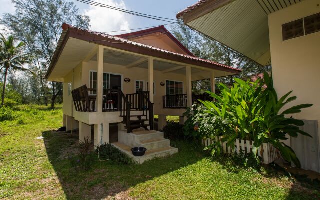 Pranee Beach Bungalows