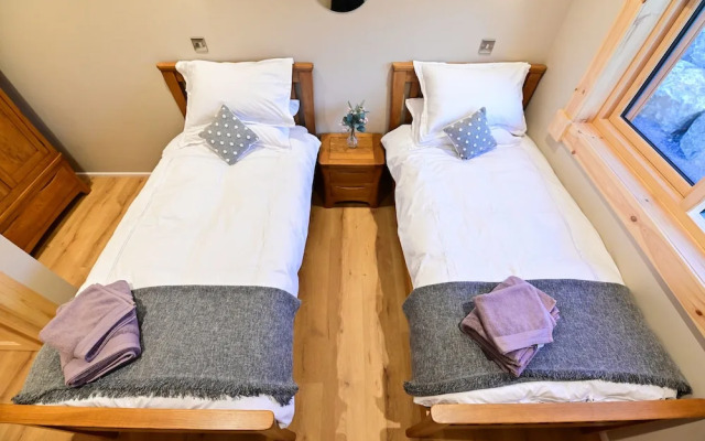 Cuddfan Lodge on a Gorgeous Private Lake