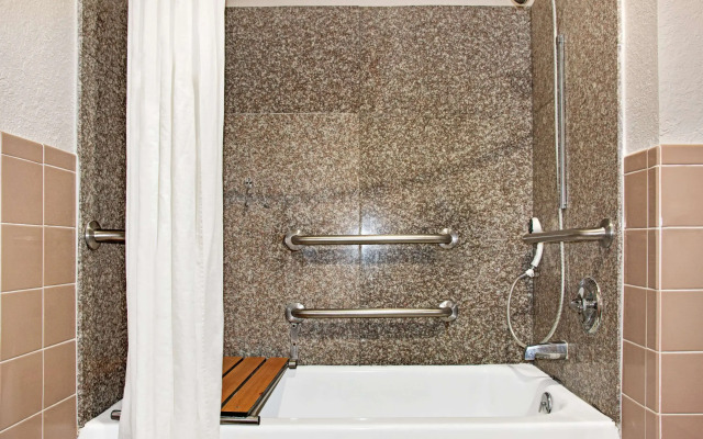 Super 8 by Wyndham Houston/Brookhollow NW