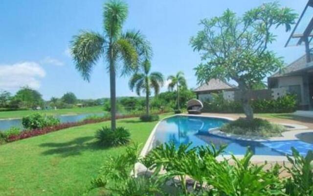 Water Edge Villa by Soscomma