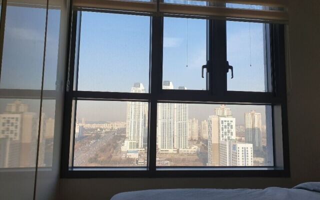 The November Stay in Songdo Honestar