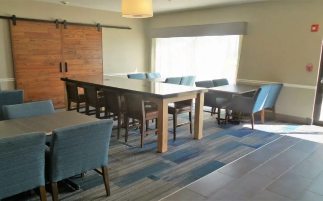 Muncie Place Hotel & Suites