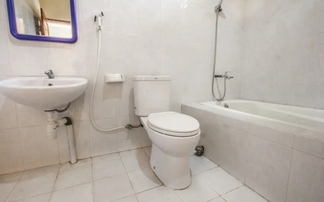 Capital O 93391 Golden Manggis Hotel Near SMKN 1 Lingsar