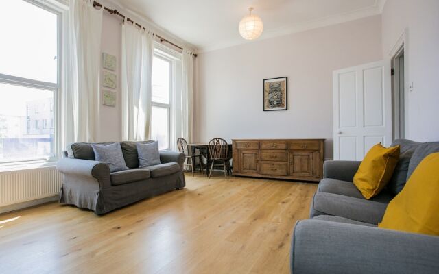 Spacious 4 Bedroom Home In Finsbury Park