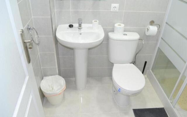 Beautiful 1 Bedroom Apartment With Gallery and Air Conditioning Cb6yr