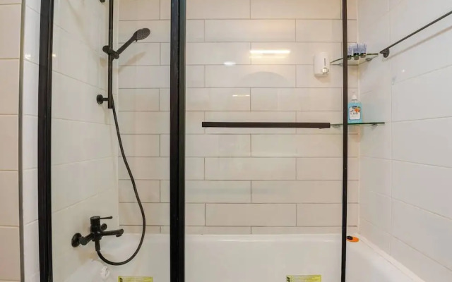 Gugel Waves Seaview 4BR Family Aparts