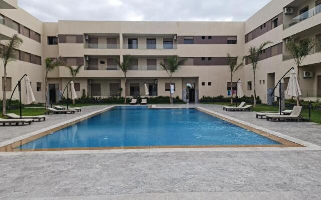 Appartement neuf avec piscine à 300m de la plage!