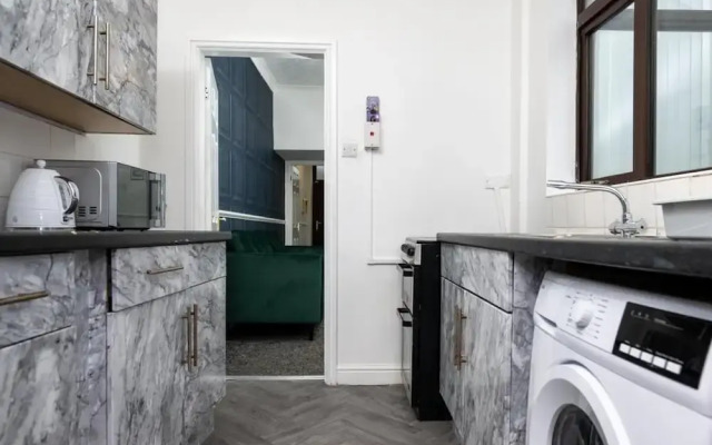 4-bedroom- Stoke-on-trent Sleeps 8- pet Friendly