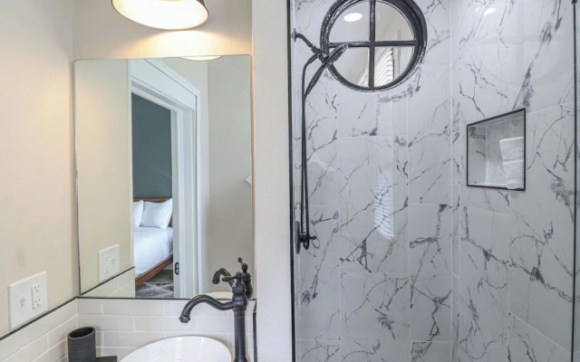 Aerie Loft: Cozy 1-bedroom Retreat in Biloxi, Perfect for Couples!