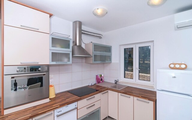 Beautiful Apartment in Sutivan With 2 Bedrooms and Wifi